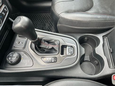 Used 2019 Jeep Cherokee Trailhawk AWD/4WD image 21