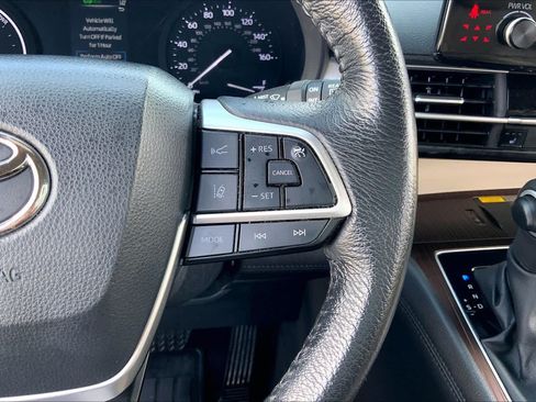 Used 2023 Toyota Sienna XLE w/ XLE Plus Package FWD image 24