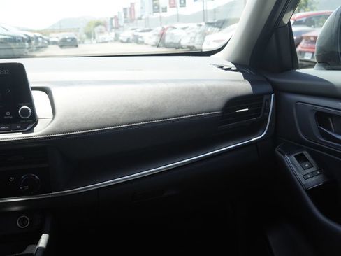 Used 2025 Nissan Rogue S FWD image 28