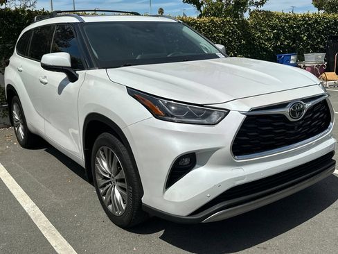 Used 2022 Toyota Highlander Platinum FWD image 2