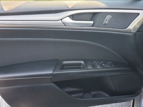 Used 2019 Ford Fusion SE image 12