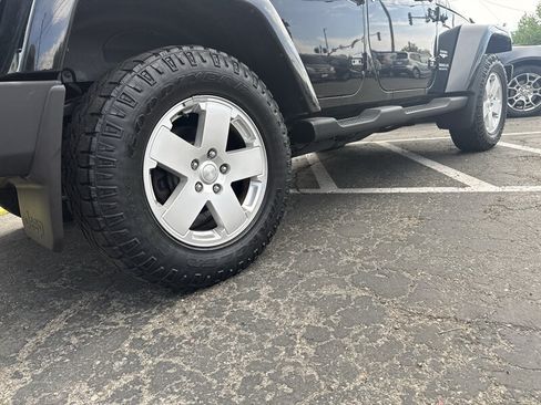 Used 2010 Jeep Wrangler Unlimited Sahara AWD/4WD image 5