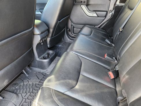 Used 2016 Jeep Wrangler Unlimited Rubicon w/ Connectivity Group image 12