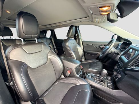 Used 2019 Jeep Cherokee Latitude Plus w/ Comfort/Convenience Group image 14