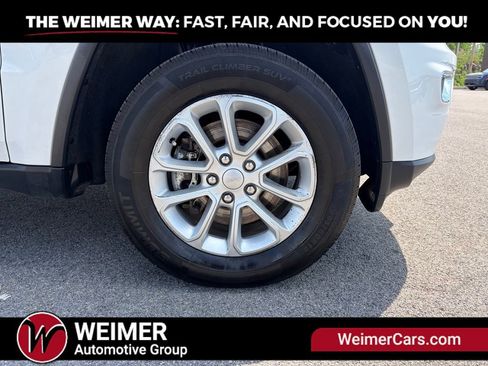 Used 2021 Jeep Grand Cherokee Laredo AWD/4WD image 12