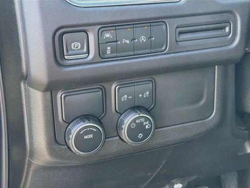 Used 2024 Chevrolet Suburban LT RWD image 10