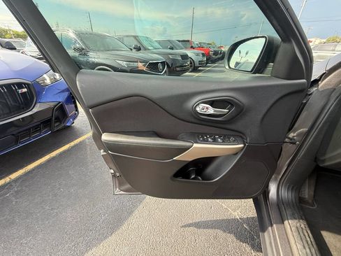 Used 2018 Jeep Cherokee Latitude w/ Altitude Package FWD image 11