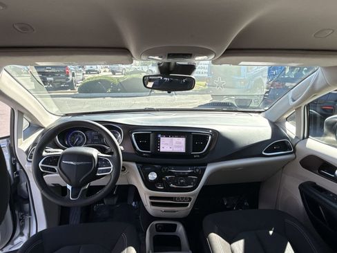 Used 2023 Chrysler Voyager LX image 11