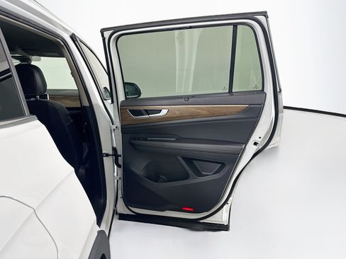 Used 2025 Volkswagen Atlas SE FWD image 31