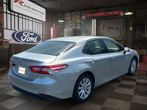 Used 2018 Toyota Camry LE FWD image 6