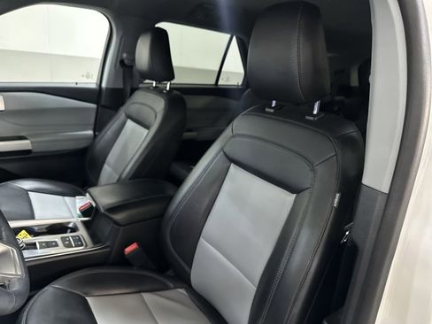 Used 2022 Ford Explorer XLT w/ Equipment Group 202A image 5