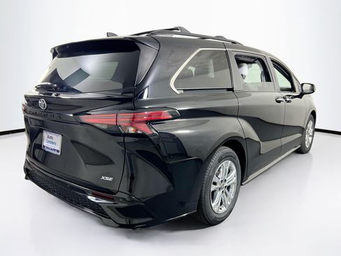 Used 2022 Toyota Sienna XSE AWD/4WD image 5