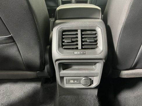 Used 2021 Volkswagen Tiguan SE w/ Panoramic Sunroof Package image 30