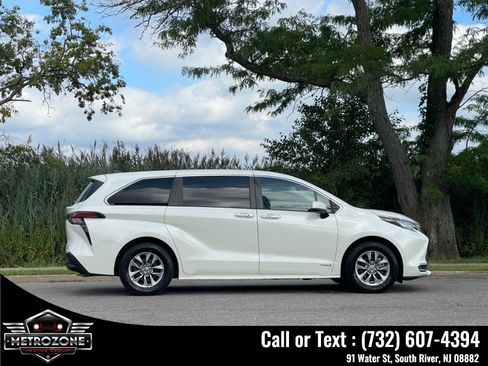 Used 2021 Toyota Sienna XLE FWD image 4