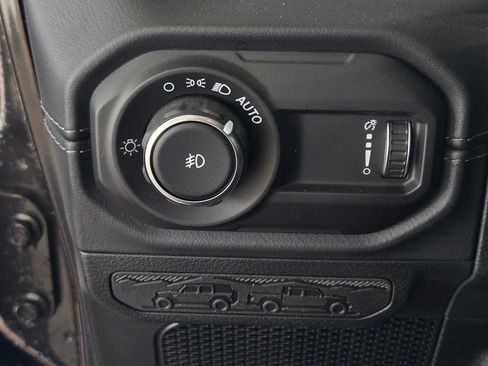 Used 2025 Jeep Wrangler Sahara image 28