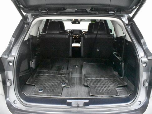 Used 2020 Toyota Highlander XLE image 11