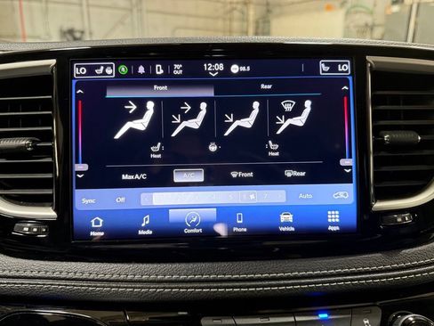Certified 2023 Chrysler Pacifica Touring-L AWD/4WD image 11