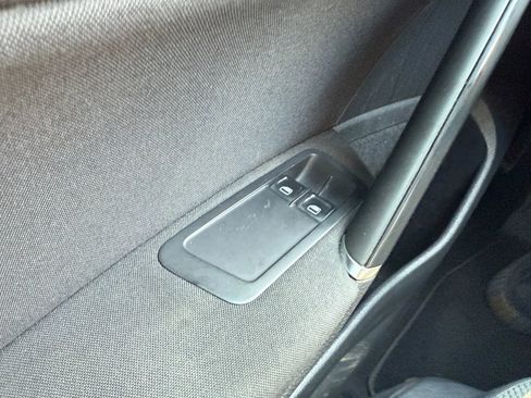 Used 2015 Volkswagen Golf S image 27