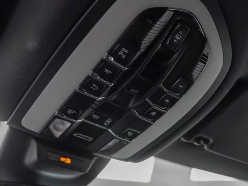 Used 2025 Porsche Macan image 28