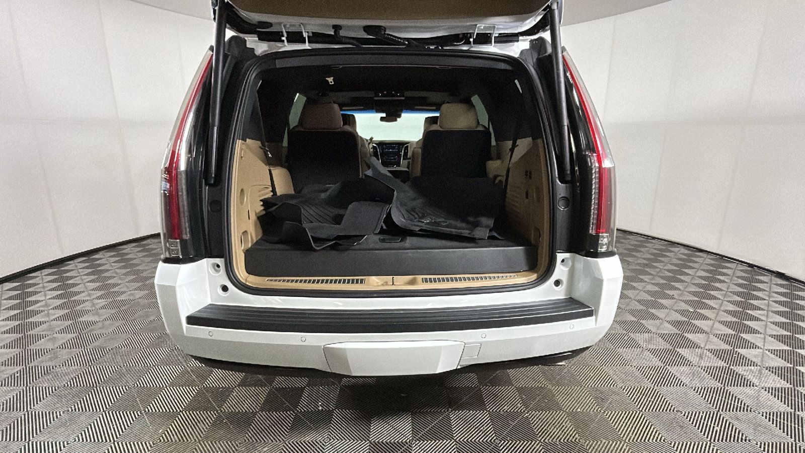 Used 2019 Cadillac Escalade Platinum RWD image 32