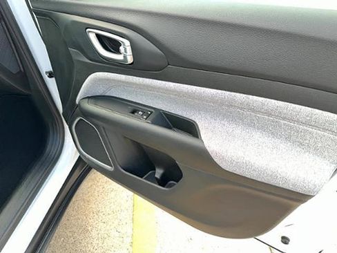 Used 2023 Jeep Compass Latitude image 11