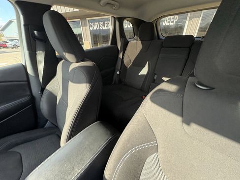 Used 2019 Jeep Cherokee Latitude w/ Cold Weather Group image 35