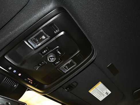 Used 2025 Chevrolet Tahoe Premier AWD/4WD image 23