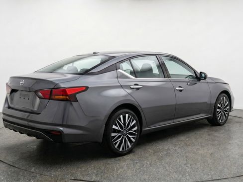 Used 2025 Nissan Altima 2.5 SV image 9