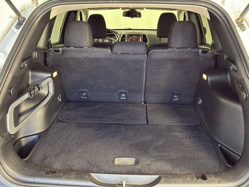 Used 2015 Jeep Cherokee Latitude w/ Cold Weather Group FWD image 8