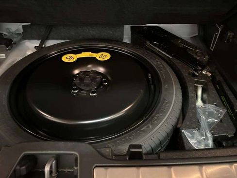 Used 2025 Volvo XC40 B5 Plus image 94