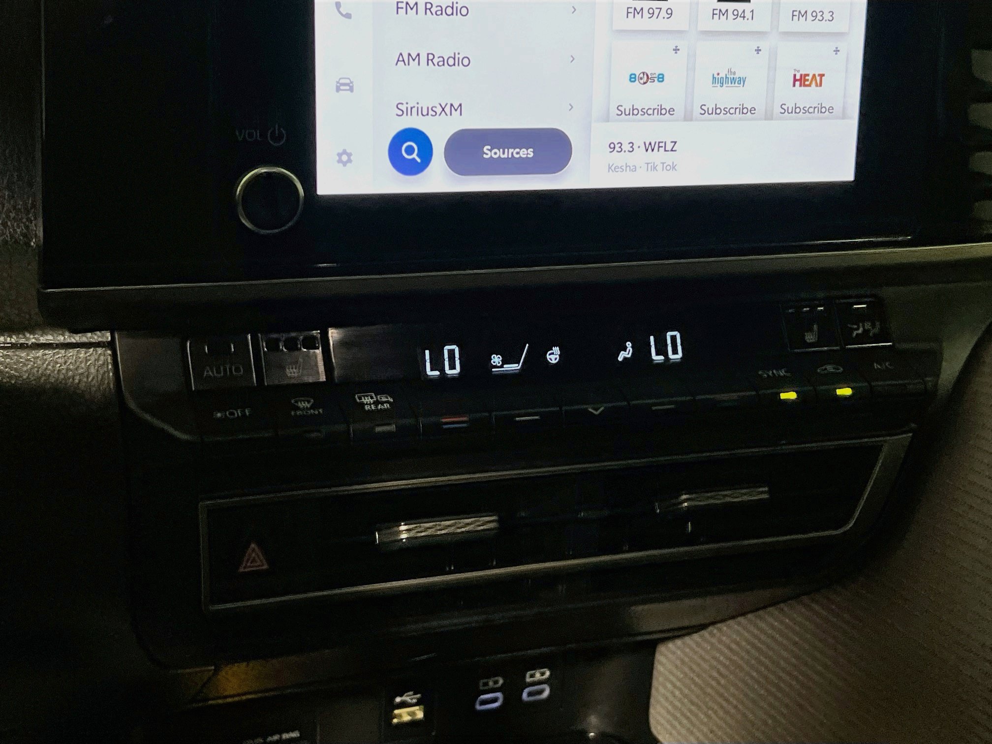 Used 2025 Toyota Camry SE w/ Convenience Package FWD image 19