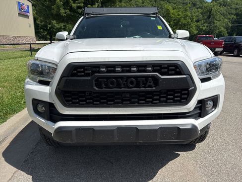 Used 2017 Toyota Tacoma TRD Off-Road w/ Tow Package (A/T) AWD/4WD image 2