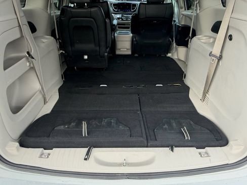 Used 2024 Chrysler Pacifica Touring-L FWD image 22
