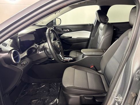 Used 2025 Chevrolet Trax LT w/ LT Convenience Package FWD image 24