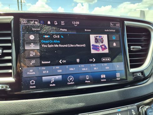Used 2024 Chrysler Pacifica Touring-L FWD image 7