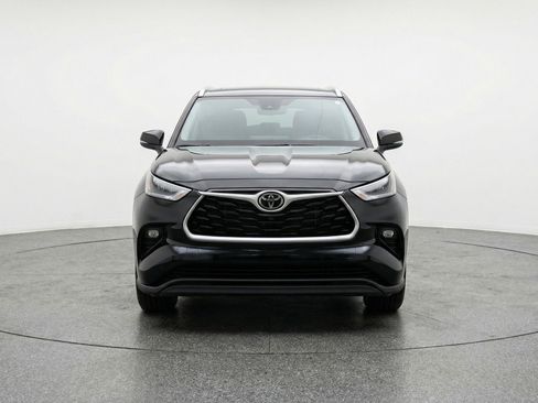 Used 2025 Toyota Highlander LE image 2