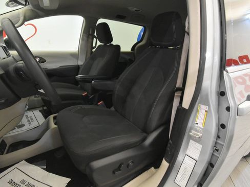 Used 2023 Chrysler Voyager LX FWD image 10