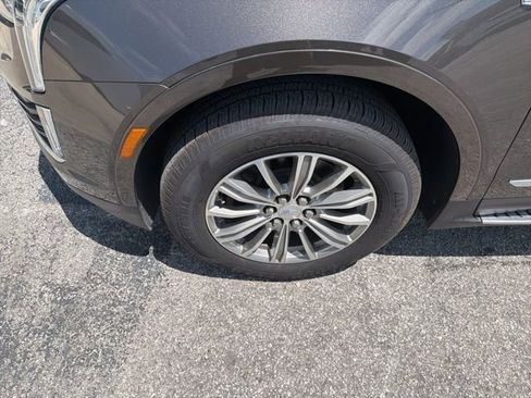 Used 2019 Cadillac XT5 Luxury FWD image 2