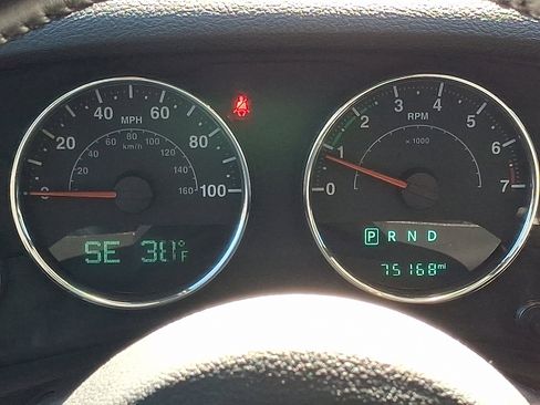 Used 2018 Jeep Wrangler Unlimited Sahara w/ Connectivity Group image 19