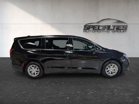 Used 2025 Chrysler Pacifica Select FWD image 11