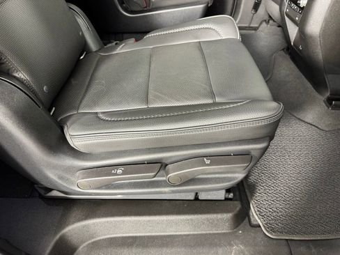 Used 2022 GMC Yukon XL Denali w/ Denali Premium Package image 32