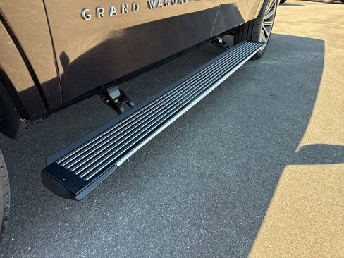 Used 2023 Jeep Grand Wagoneer L Series II AWD/4WD image 18