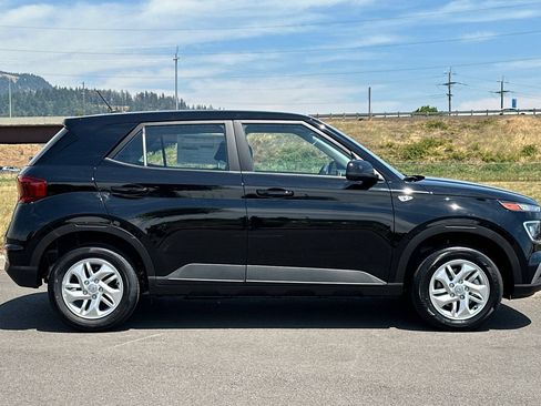 Used 2026 Hyundai Venue SE FWD image 2