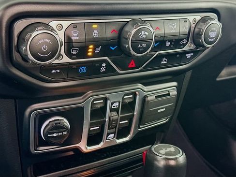 Used 2022 Jeep Wrangler Unlimited Sahara w/ Cold Weather Group image 17