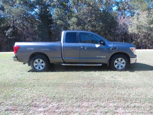 Used 2017 Nissan Titan SV image 5