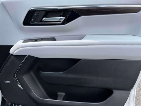 Used 2025 Chevrolet Suburban Premier image 23