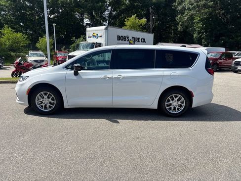 Used 2025 Chrysler Pacifica Select FWD image 4