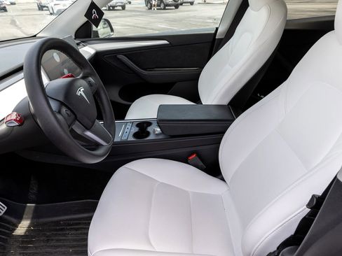 Used 2023 Tesla Model Y Performance AWD/4WD image 18