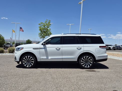 Used 2023 Lincoln Navigator Reserve AWD/4WD image 2