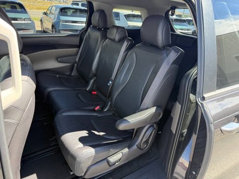 Used 2025 Kia Carnival FWD image 4